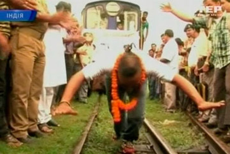 Индиец сдвинул поезд волосами