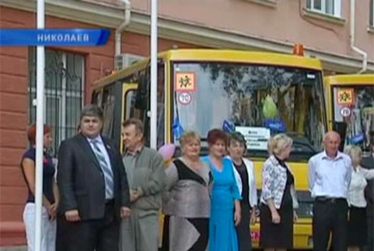 Янукович подарил Николаеву десять школьных автобусов