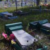 Парень пришел на могилу отца и разгромил соседние памятники