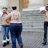 В FEMEN открестились от зарплаты за голую грудь