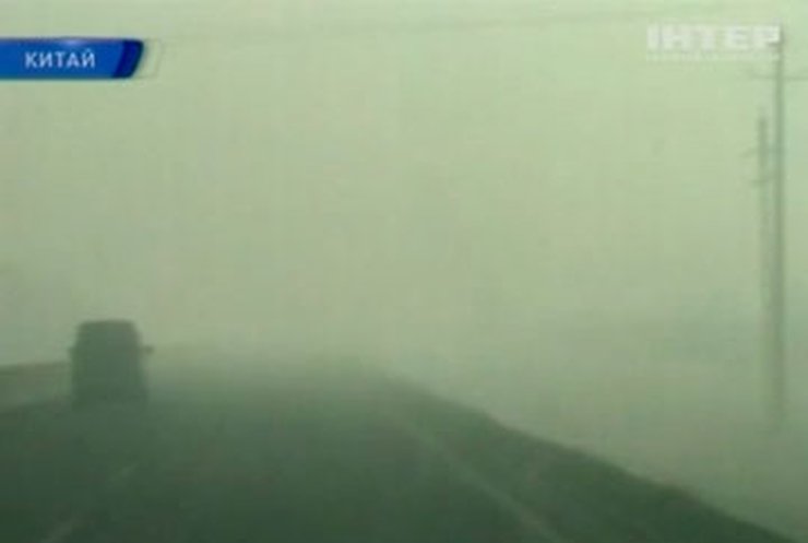 Сильный туман парализовал движение на северо-западе Китая
