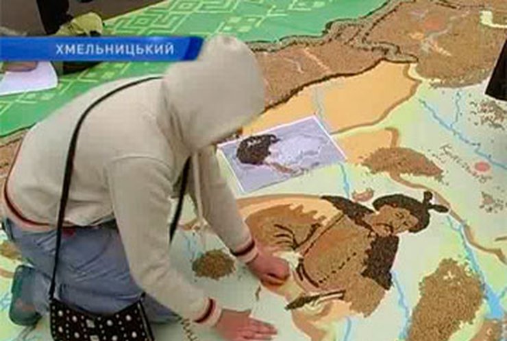 К 75-летию Хмельнитчины художники создали карту региона из зерна