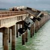Бразильский водитель полчаса балансировал в грузовике на краю моста