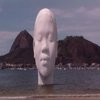 На пляже Рио-де Жанейро установили гигантскую "мечтающую" голову