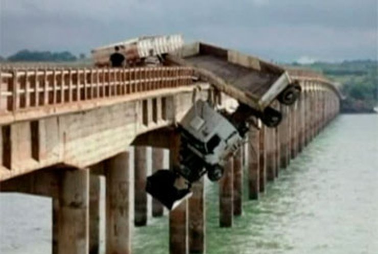 Бразильский водитель полчаса балансировал в грузовике на краю моста