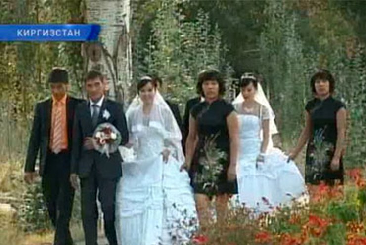 Две пары близнецов сыграли свадьбы друг с другом в Киргизии