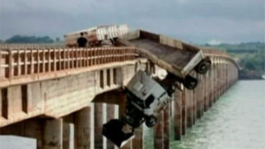 Бразильский водитель полчаса балансировал в грузовике на краю моста