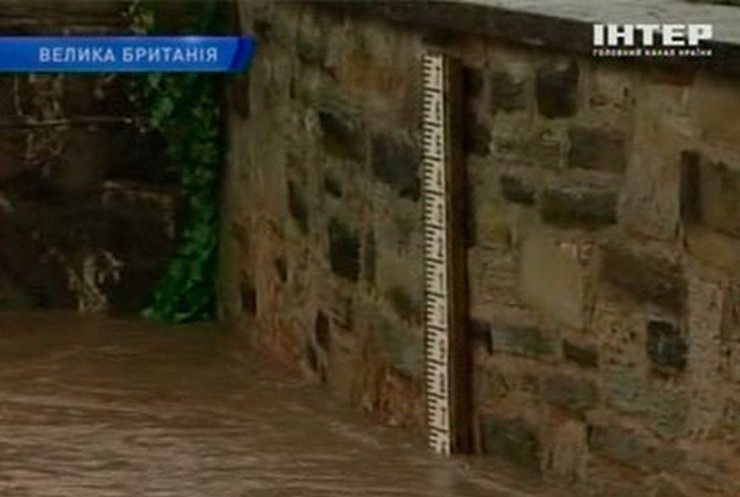 Проливные дожди затапливают все новые районы Англии и Уэльса