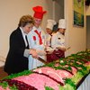 Россияне приготовят гигантскую селедку под шубой