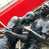 В Париже представили памятник драки Зидана и Матерацци