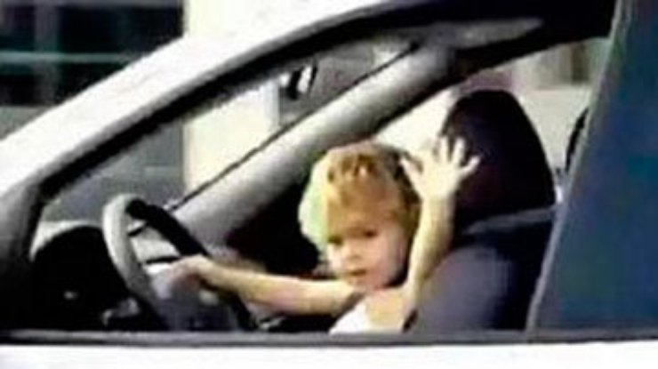 Показал машины папы. Малыш угнал машину. Дети угнали машину. Карлик за рулем. Ребенок за рулем.