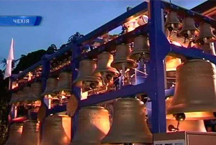 В Праге установили крупнейшую портативную колокольню