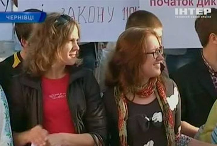 Протесты против скандального закона о клевете не утихают