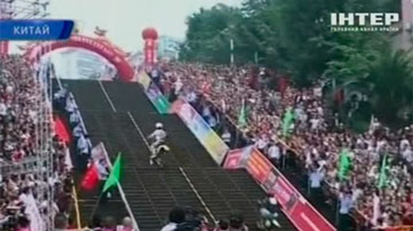 В Китае провели соревнования в подъеме по лестнице на мотоцикле