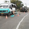 На Буковине БТР протаранил в автобус с людьми