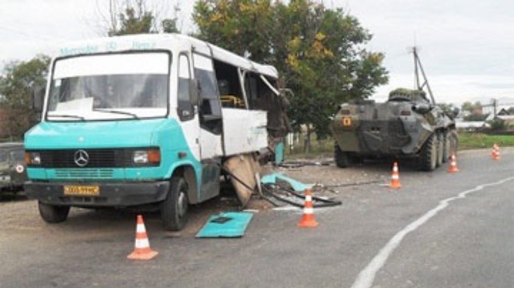 На Буковине БТР протаранил в автобус с людьми