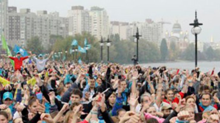 В Киеве зарядка в исполнении 12 тысяч человек потянула на рекорд