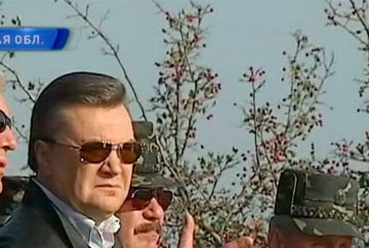 Янукович посетил армейские учения в Житомирской области