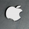 Российские священники прячут "грешное" яблоко Apple за крестами
