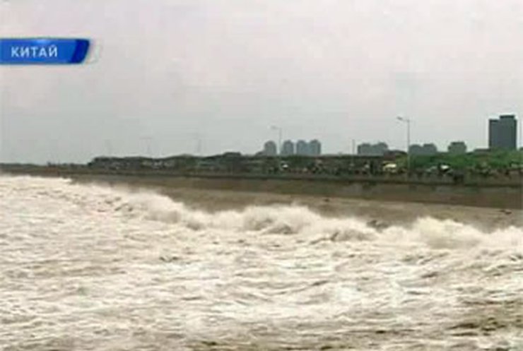 Тысячи зрителей наблюдали за необычным приливом на реке Цянь-Тан