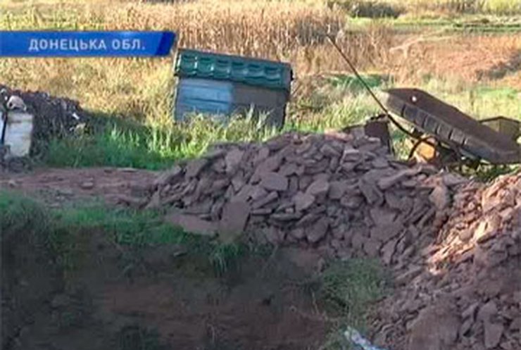 В Горловке мужчина погиб, упав в яму у своего дома