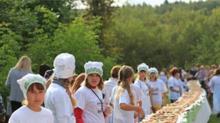 В Запорожье изготовили 100-метровую колбасу и 242-килограммовый торт