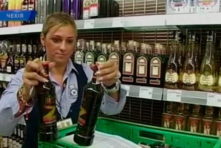 В Чехии трое человек отравились алкоголем