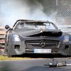"Заряженный" суперкар Mercedes-Benz SLS AMG сгорел в аварии на гоночной трассе
