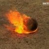 В Индонезии сыграли в футбол горящим кокосовым орехом
