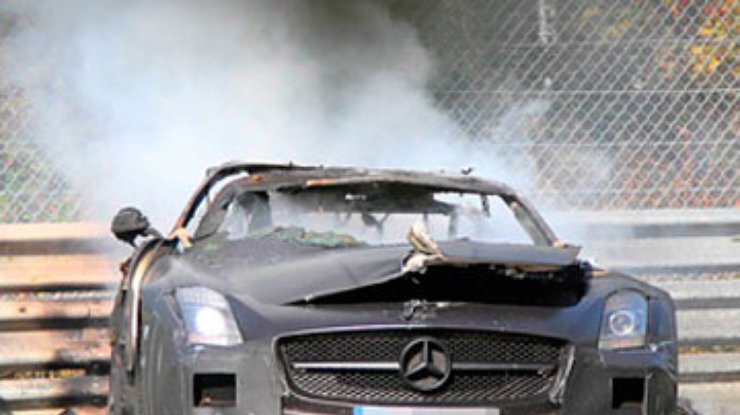 "Заряженный" суперкар Mercedes-Benz SLS AMG сгорел в аварии на гоночной трассе