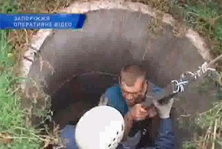 Житель Запорожья три дня просидел в канализационном колодце