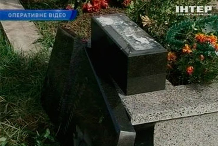 На Тернопольщине подростки надругались над могилами