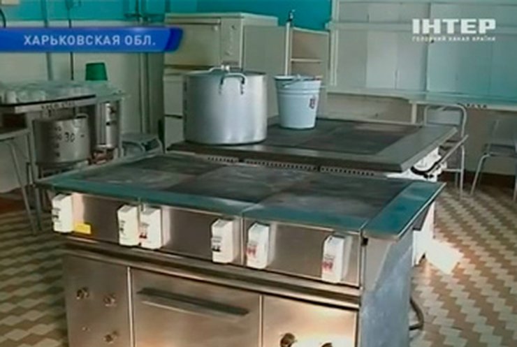 Украинских детей травят в школах гнилыми продуктами с красителями
