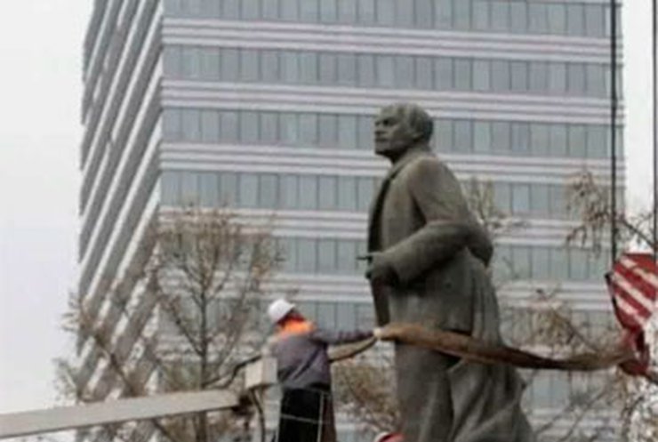 Монгольский памятник Ленину выставили на торги за 287 долларов