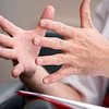 Слух человека определяют руки, - ученые