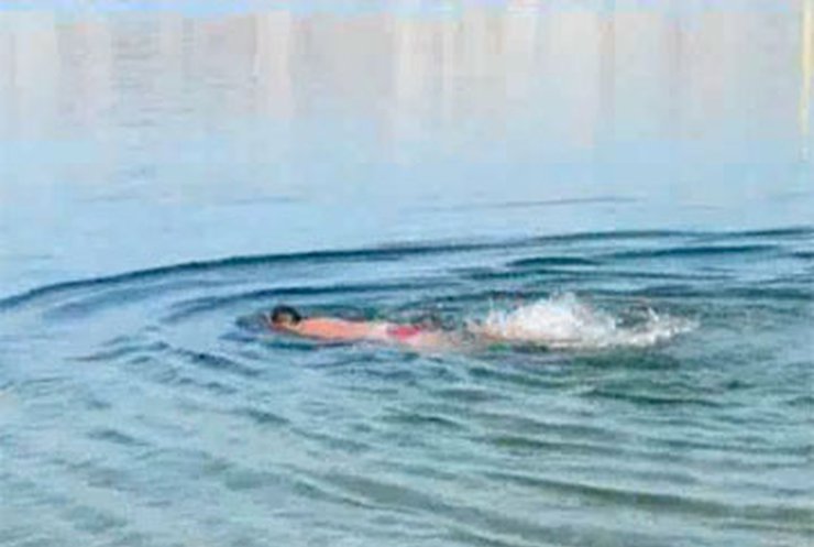 Крымский пловец-марафонец проплыл 400 метров со связанными руками
