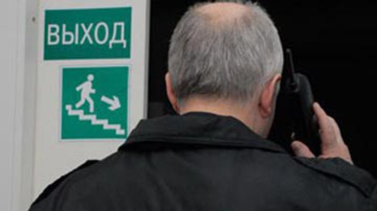 Вступил в силу закон, позволяющих охранникам иметь при себе оружие
