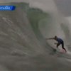Серфингист Келли Слейтер продолжает исполнять трюки на волнах