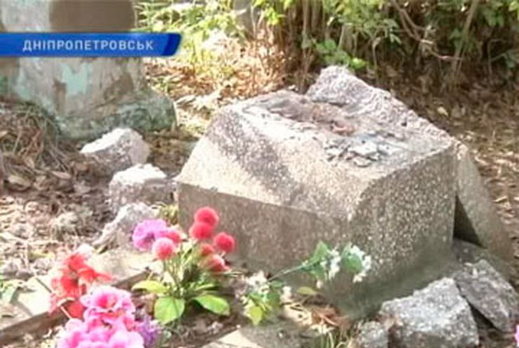 Днепропетровские правоохранители поймали вандала, разбирающего памятники на кладбищах