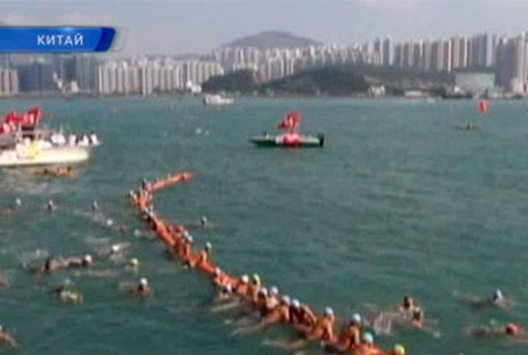 В Гонконге две тысячи человек приняли участие в ежегодном заплыве