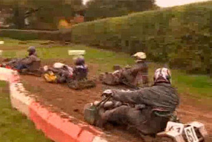 В Англии прошли гонки на газонокосилках