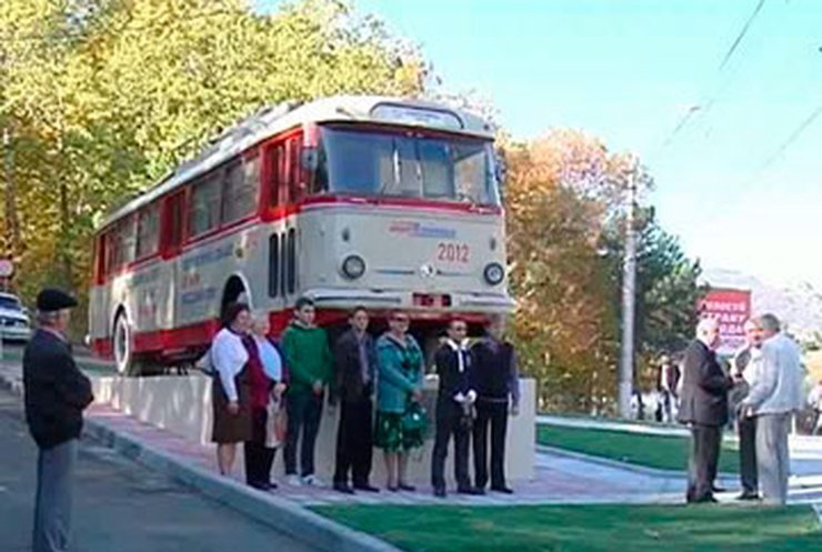 На Ангарском перевале в Крыму поставили памятник троллейбусу