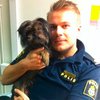 Шведский полицейский стал самым желанным мужчиной из-за фото с собачкой