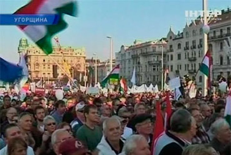 Венгры встретили национальный праздник акциями протеста