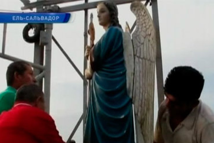 Сальвадорские рыбаки отмечают праздник своего святого покровителя