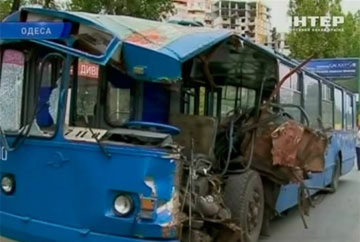 В Одессе грузовик протаранил троллейбус с пассажирами