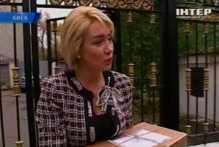 Жена Мельниченко привезла мужу в тюрьму гостинцы