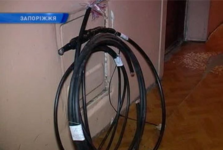 В Запорожье задержали мужчину, который пытался украсть телефонный кабель