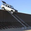 На границе США и Мексики джип нелегалов застрял на заборе