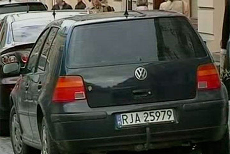 Украинцы пересаживаются в автомобили с польскими номерами